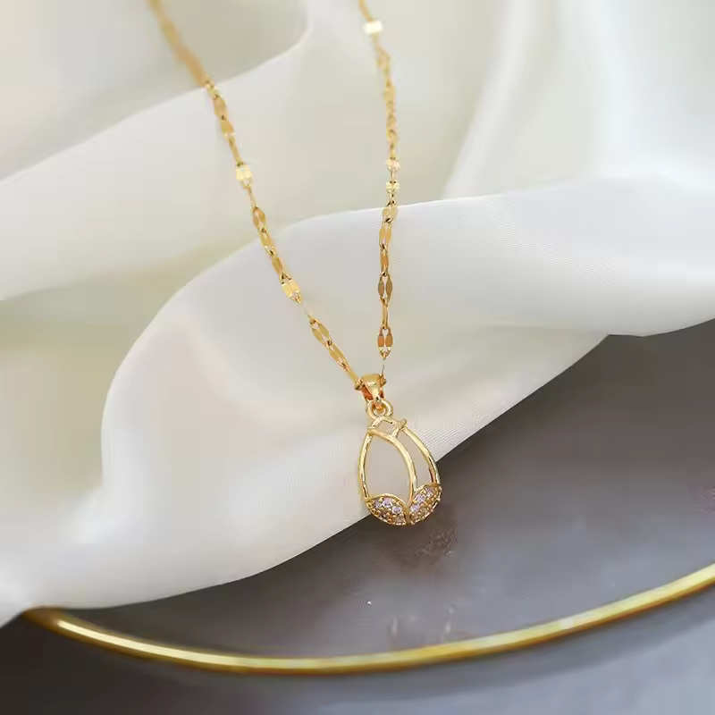 Tulip Rhinestone Golden Necklace - Image 4