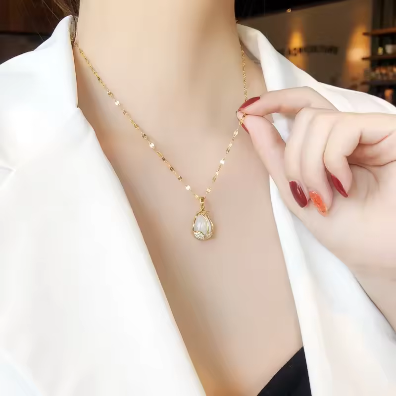 Tulip Rhinestone Golden Necklace - Image 3